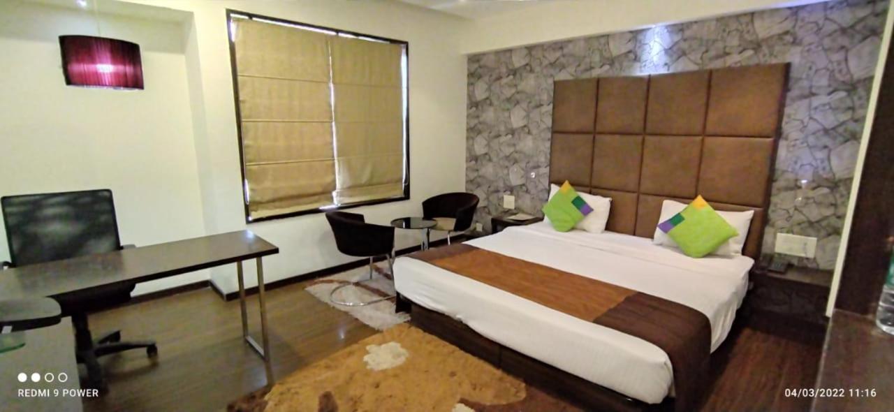 Hotel Lxia Hinjewadi - Indian Nationals Only Pimpri-Chinchwad Exterior foto
