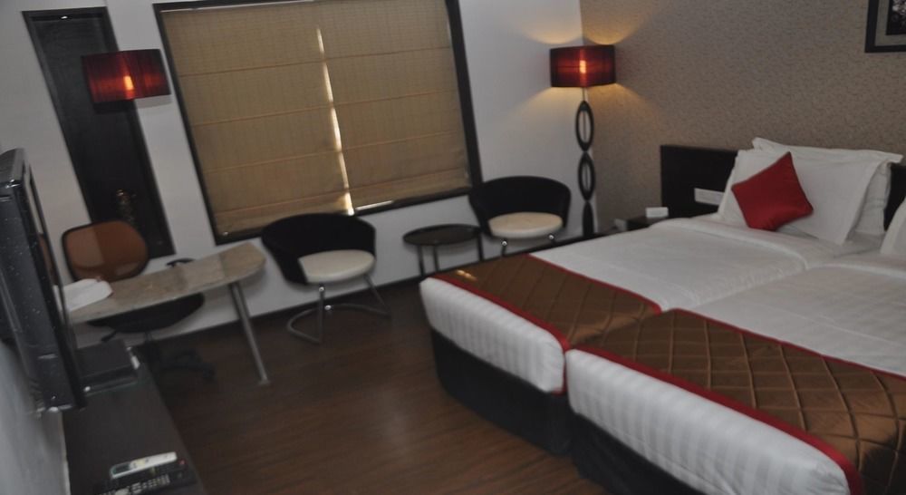 Hotel Lxia Hinjewadi - Indian Nationals Only Pimpri-Chinchwad Exterior foto